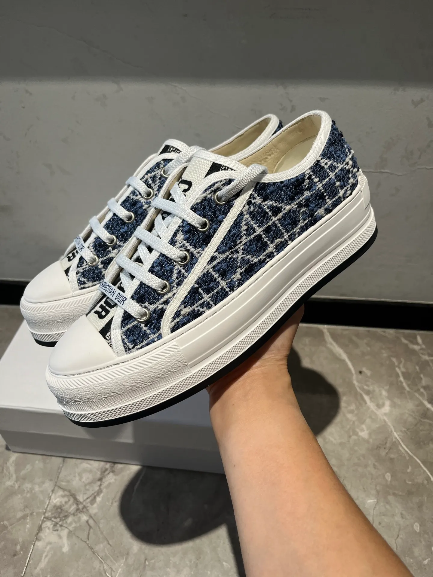 👟👟Ex-factory price 520👟👟 Walk‘n’Dior embroidered mid-top casual shoes are new in 2025. On the fashion stage, Dior embroidered shoes are the well-deserved protagonist. Delicate stitching is used on the upper, every stitch is devoted to the craftsman's efforts, and every thread is woven with artistic poetry. From complex floral patterns to smart geometric textures, embroidery is like the magic that gives shoes life, allowing them to show dynamic beauty even in static conditions.   Wearing Dior embroidered shoes feels like stepping into a dream world full of art. It is not only a pair of shoes, but also a walking piece of art that perfectly integrates fashion and culture. Whether you are strolling on the bustling city streets or attending important social occasions, Dior embroidered shoes can add unique charm to your style and become the focus of everyone's attention.   Choosing Dior embroidered shoes means choosing a persistent pursuit of quality and a unique understanding of fashion. Let it accompany you through every wonderful moment and leave your own fashion mark.  Material: Sheepskin lining, feet, silk cowhide, size 35-41, heel height 5cm